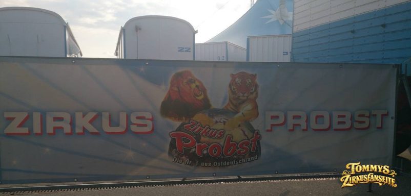 Zirkus Probst Die Nr. 1 aus Ostdeutschland (Banner am Eingang)